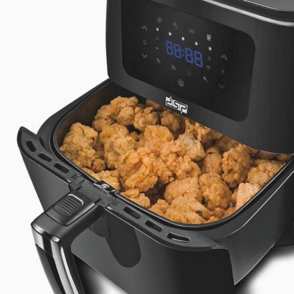 Close-up of DSP air fryer's performance with crispy fried chicken in the 8.5L basket.