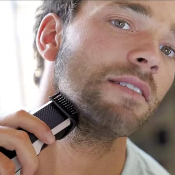 Man creating that perfect stubble with the Philips 3000 series trimmer. It can be used on the whole body too.