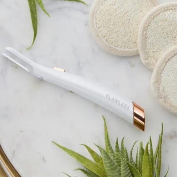 Explore the remarkable benefits of Flawless Dermaplane Glow: a stainless steel blade, LED beauty light, and six replaceable heads for your convenience.