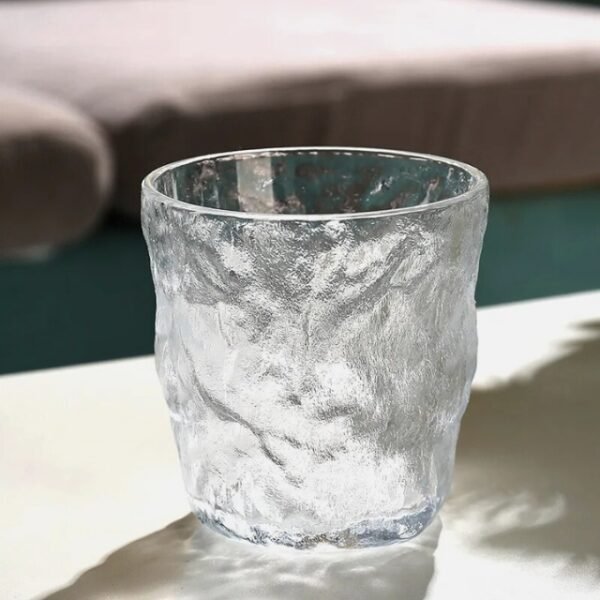 Rough texture, sparkling material – our distinctive glass cup set.