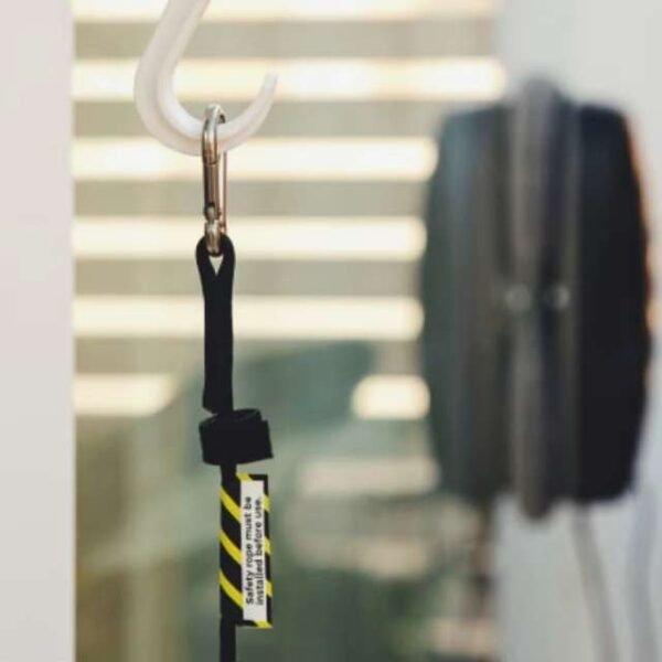 Safety features of CREATE window cleaner include 30-minute battery backup, 6-meter cable, and air leak sensor.